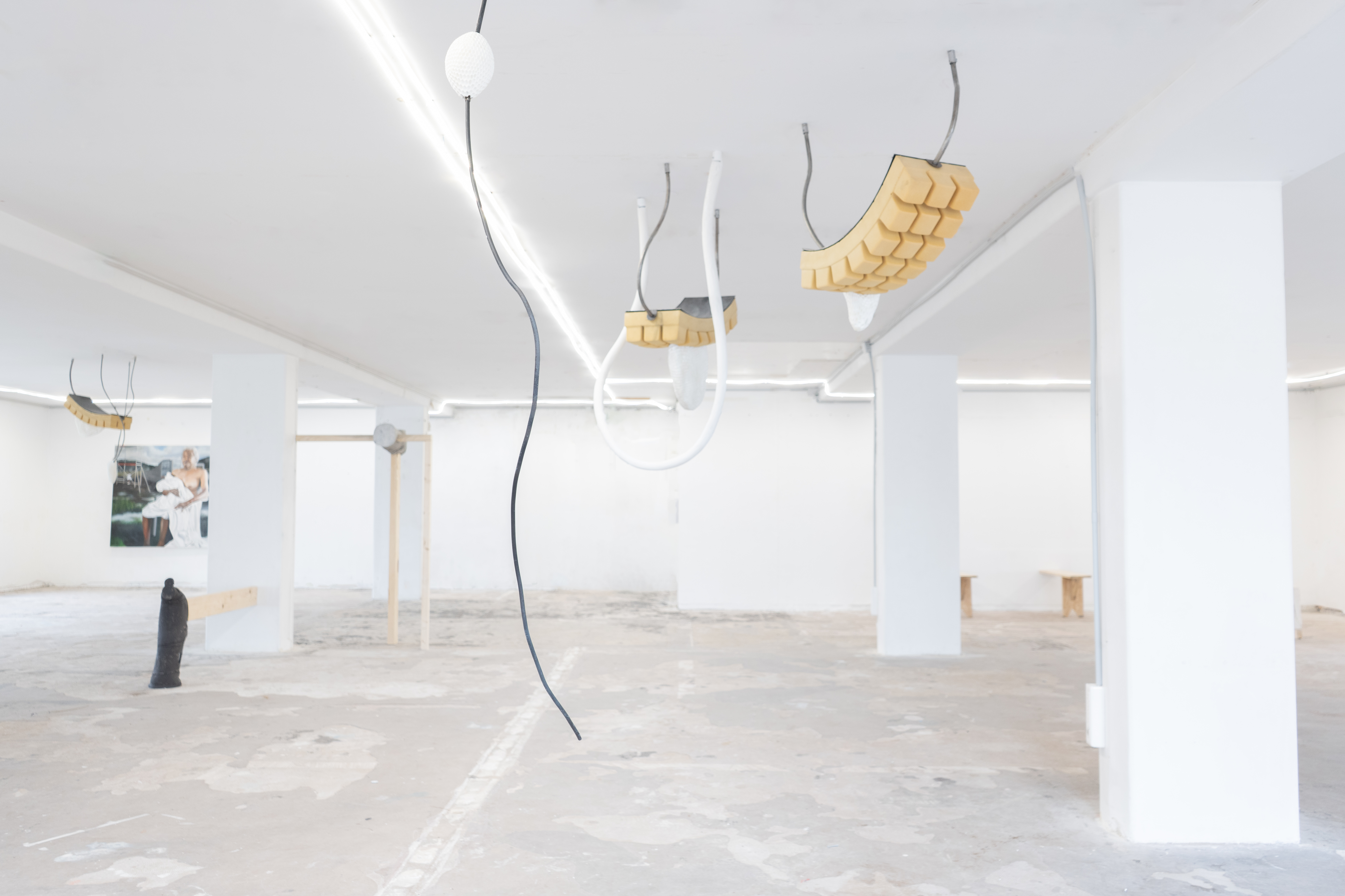Vivos Voco, J'en appelle au vivant, 2024. céramique, bois, dimensions variables. Photo © Pierre Sérot